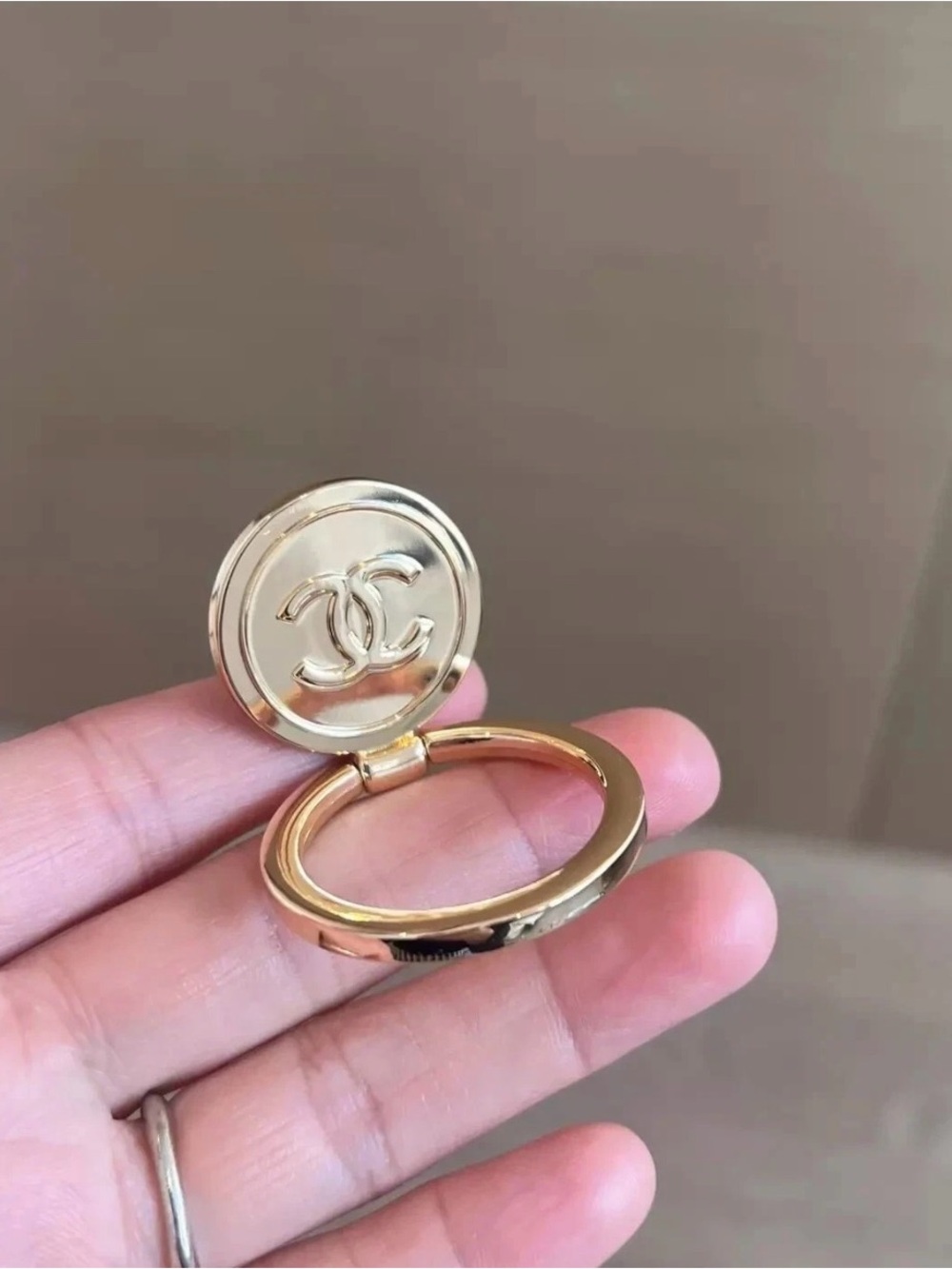 Chanel Beauty Beaute Gold CC Ring Phone Ring Holder - Picture 3 of 5